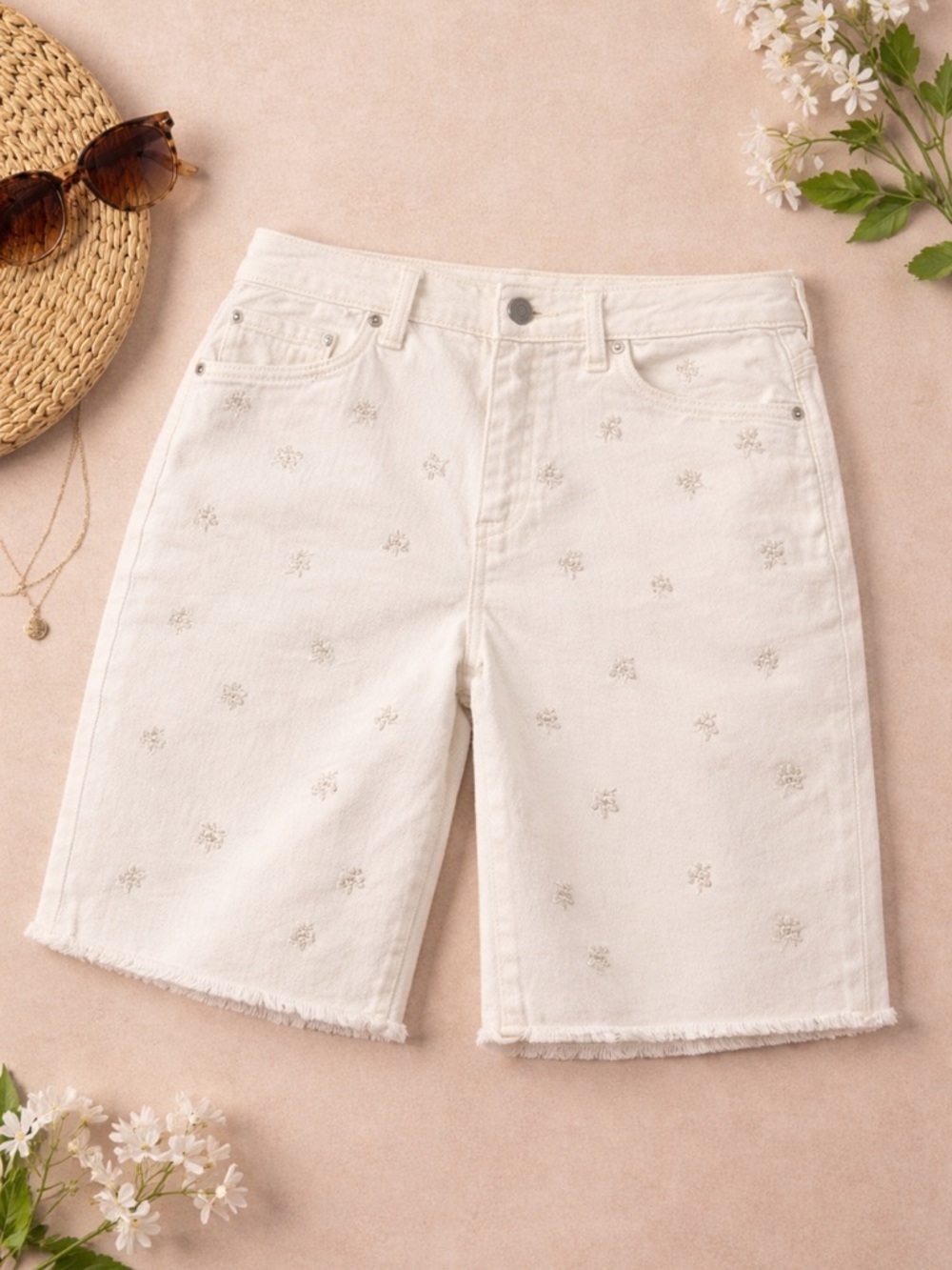 Style & Co Embroidered Bermuda Shorts Size 6 Ivory Floral Mid Rise Stretch Denim - Picture 2 of 4
